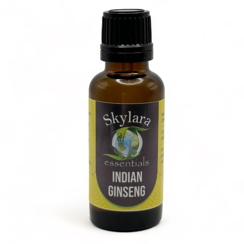 Peut inclure: Une bouteille en verre brun avec un bouchon noir, &eacute;tiquet&eacute;e "Skylara essentials INDIAN GINSENG". L'&eacute;tiquette a un fond jaune avec un globe terrestre vert.