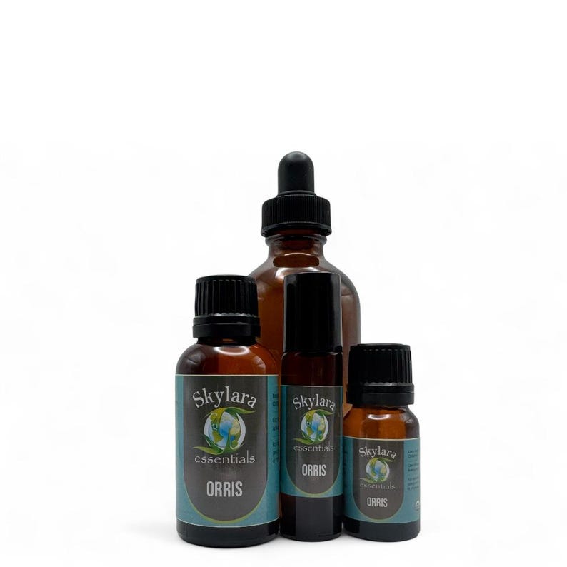 K&ouml;nnte beinhalten: Eine Sammlung von braunen Glasflaschen und -fl&auml;schchen verschiedener Gr&ouml;&szlig;en, beschriftet mit "Skylara essentials ORRIS". Die Flaschen haben schwarze Kappen und eine Pipette. Die Etiketten sind t&uuml;rkis und wei&szlig; mit einem Globus-Design.