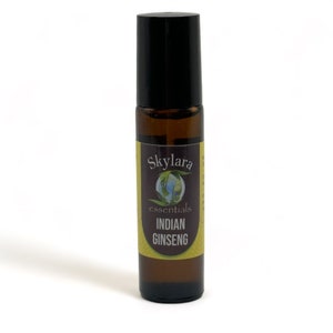 Peut inclure: Un flacon de verre brun en forme de rouleau avec un bouchon noir. L'&eacute;tiquette est jaune avec des accents verts et indique "Skylara essentials INDIAN GINSENG".