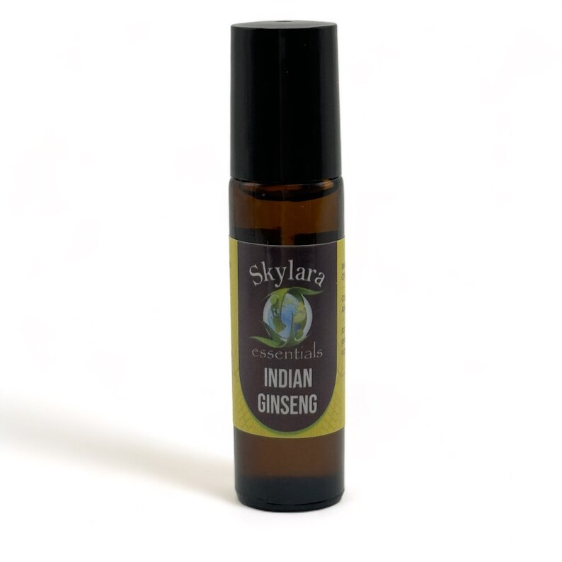 Peut inclure: Un flacon de verre brun en forme de rouleau avec un bouchon noir. L'&eacute;tiquette est jaune avec des accents verts et indique "Skylara essentials INDIAN GINSENG".