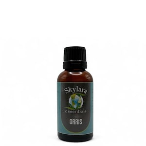 K&ouml;nnte beinhalten: Eine braune Glasflasche mit schwarzem Verschluss. Das Etikett tr&auml;gt die Aufschrift "Skylara essentials ORRIS" mit einem Globus- und Bl&auml;ttermotiv. Die Flasche enth&auml;lt eine klare Fl&uuml;ssigkeit. Der Hintergrund ist wei&szlig;.