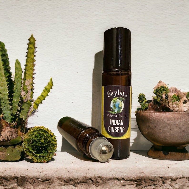 Peut inclure: Un flacon en verre brun avec un applicateur &agrave; bille en m&eacute;tal. Le flacon porte une &eacute;tiquette jaune avec le texte "Skylara essentials INDIAN GINSENG".