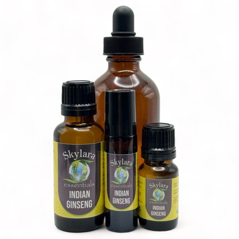 Peut inclure: Quatre flacons en verre brun avec des bouchons noirs et des &eacute;tiquettes. Les &eacute;tiquettes indiquent "Skylara essentials" et "Ginseng indien".