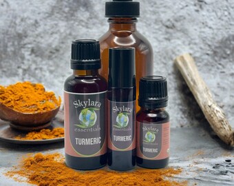 Peut inclure: Trois flacons en verre ambré et un flacon compte-gouttes en verre ambré étiquetés Skylara Essentials Turmeric. Les flacons sont disposés devant un petit bol contenant de la poudre de curcuma jaune vif, avec de la poudre éparpillée sur la surface.