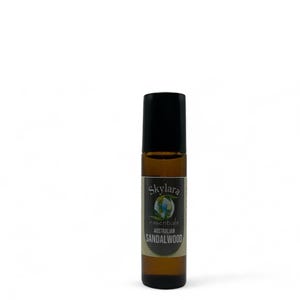 Puede incluir: Peque&ntilde;o frasco de vidrio marr&oacute;n para aceites esenciales con tapa negra. La etiqueta dice "Skylara essentials AUSTRALIAN SANDALWOOD" con un gr&aacute;fico de globo. El frasco contiene un l&iacute;quido marr&oacute;n dorado.