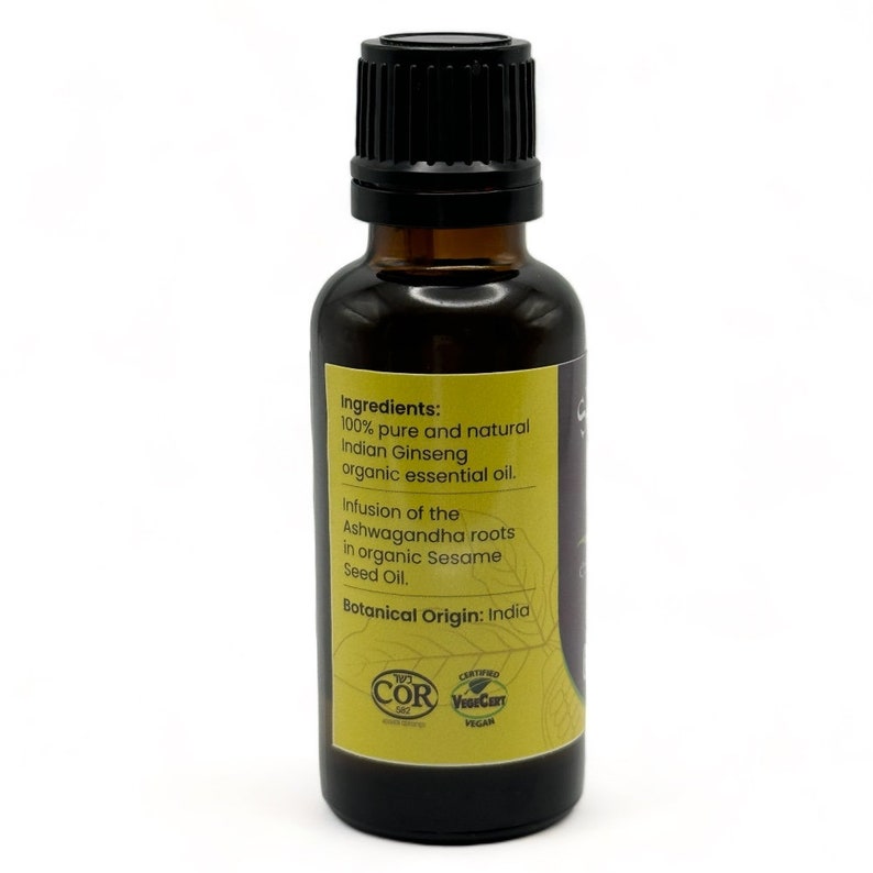 Peut inclure: Une bouteille en verre brun avec un bouchon noir, contenant de l'huile essentielle biologique de ginseng indien. L'&eacute;tiquette est jaune avec du texte noir et comprend les ingr&eacute;dients, l'origine botanique et les certifications. Le texte sur l'&eacute;tiquette indique : "Ingr&eacute;dients : 100 % pur et naturel Ginseng indien huile essentielle biologique. Infusion des racines d'Ashwagandha dans de l'huile de s&eacute;same biologique. Origine botanique : Inde. Certifi&eacute; Vegan."