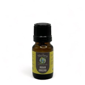 Peut inclure: Une petite bouteille en verre brun avec un bouchon noir, contenant de l'huile essentielle de ginseng indien. L'&eacute;tiquette est jaune avec un globe vert et le texte "Skylara essentials INDIAN GINSENG".