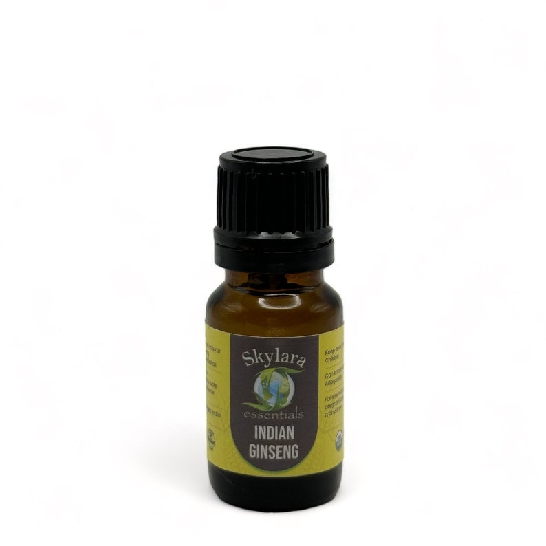 Peut inclure: Une petite bouteille en verre brun avec un bouchon noir, contenant de l'huile essentielle de ginseng indien. L'&eacute;tiquette est jaune avec un globe vert et le texte "Skylara essentials INDIAN GINSENG".