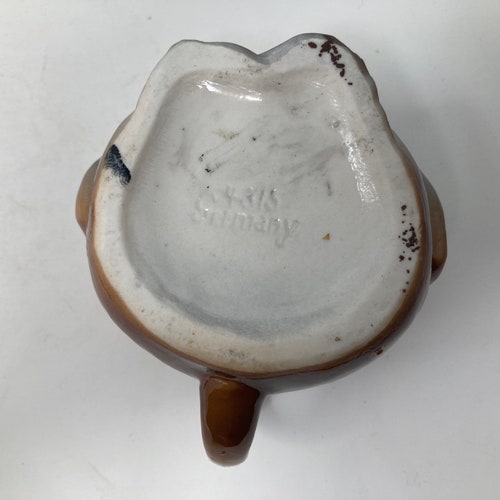 F-1 4-1/2”h Sitting Monkey shops Vintage Ceramic Reamer Juicer Made In Germany 3-17