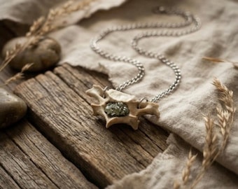 Collier vertèbres de raton laveur, bijoux en pyrite, os véritable et cristal