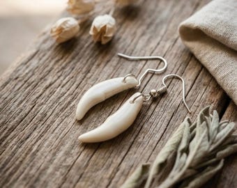 Boucles d'oreilles crocs dents de coyote, bijoux en os. Curiosités et curiosités