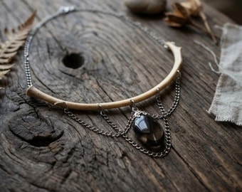Collier en os côtelé de coyote et quartz fumé avec chaînes drapées