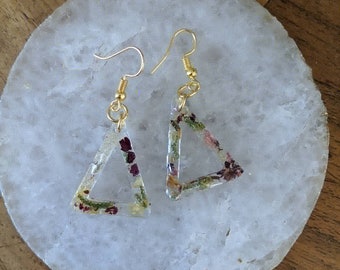 Pyramid Art Resin minimalist earrings with real flowers and juniper