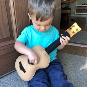 Guitare jouet, guitare en peluche, guitare en feutre, jeu de simulation, guitare rembourrée, instruments jouets, instruments pour bébé, jouets musicaux image 3