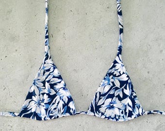 Bikini largo con top triangular y estampado floral azul marino y blanco