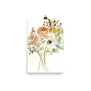 Pode incluir: Pintura em aquarela de um buqu&ecirc; de flores de p&ecirc;ssego e brancas com folhas verdes. As flores s&atilde;o pintadas em um estilo solto e impressionista.