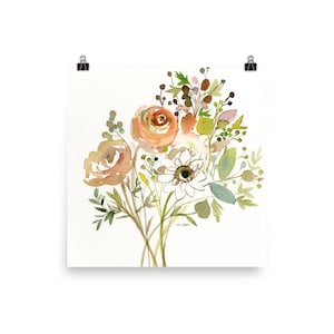 Pode incluir: Pintura em aquarela de um buqu&ecirc; de flores de p&ecirc;ssego e brancas com folhas e caules verdes sobre um fundo branco.