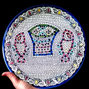 Plato de panes y pescado: Arte cristiano palestino, decoración de pared de cerámica hecha a mano