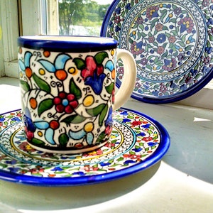 Set mit 13 farbenfrohen floralen Servierwaren Hostessengeschenk; 1 Große Kuchenplatte, 8 Teller & 4 Große Tassen. Hebron Arts