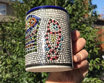 Symbole en mosaïque du poisson et des pains de Jésus sur une grande tasse en céramique colorée vitrée | Cadeau de famille de Noël Thanksgiving