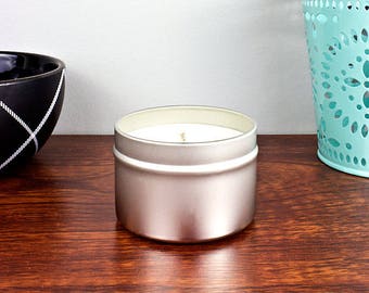 Vela de soja con frambuesa negra y vainilla en lata de 113 g. Aroma a fruta dulce, ideal para cocina, baño o regalo. Mecha de madera o algodón.