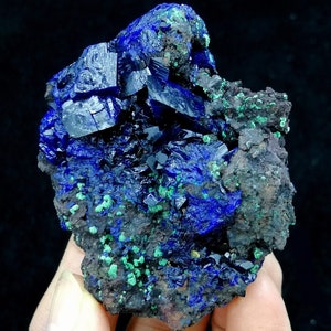 105 g 63 mm BIG CRYSTAL Sprankelende &#39;elektrischblauwe&#39; gemmy azuriet met groen malachiet uit Laos, natuurlijk mineraal exemplaar CM750087