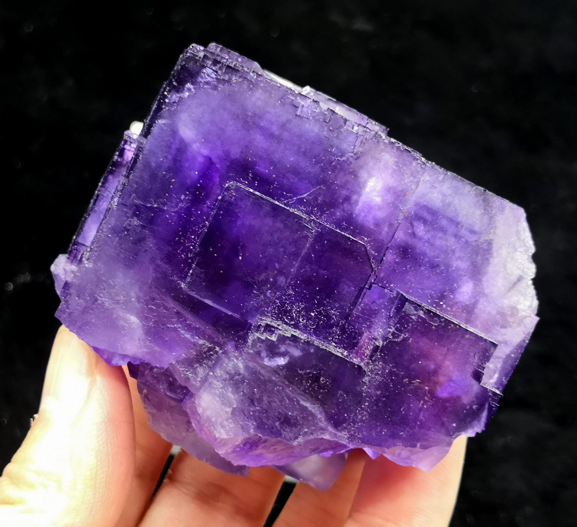 212g 58 mm 見事な新発見 マトリックスのような紫色の大きな蛍石結晶