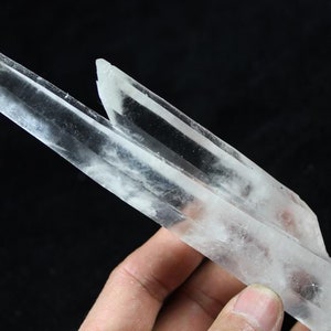 Gran grupo de cuarzo transparente de 155 mm y 135 g de Mongolia Interior, China CM623333