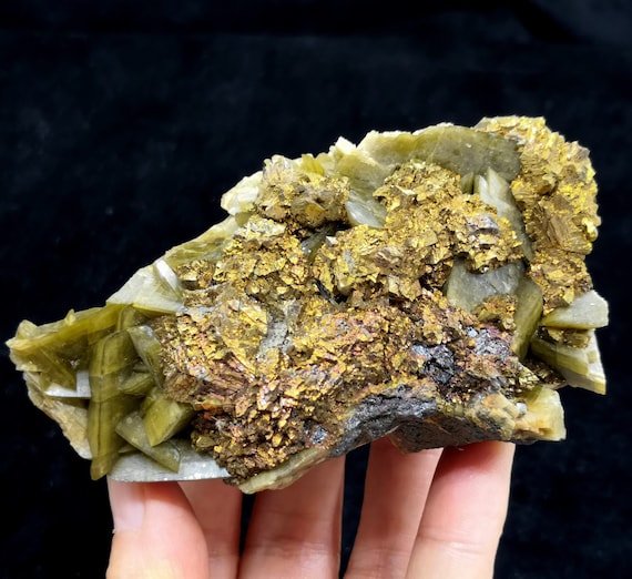 95 mm 365 g 光沢のある金色の黄銅鉱と菱鉄鉱、中国産天然鉱物標本