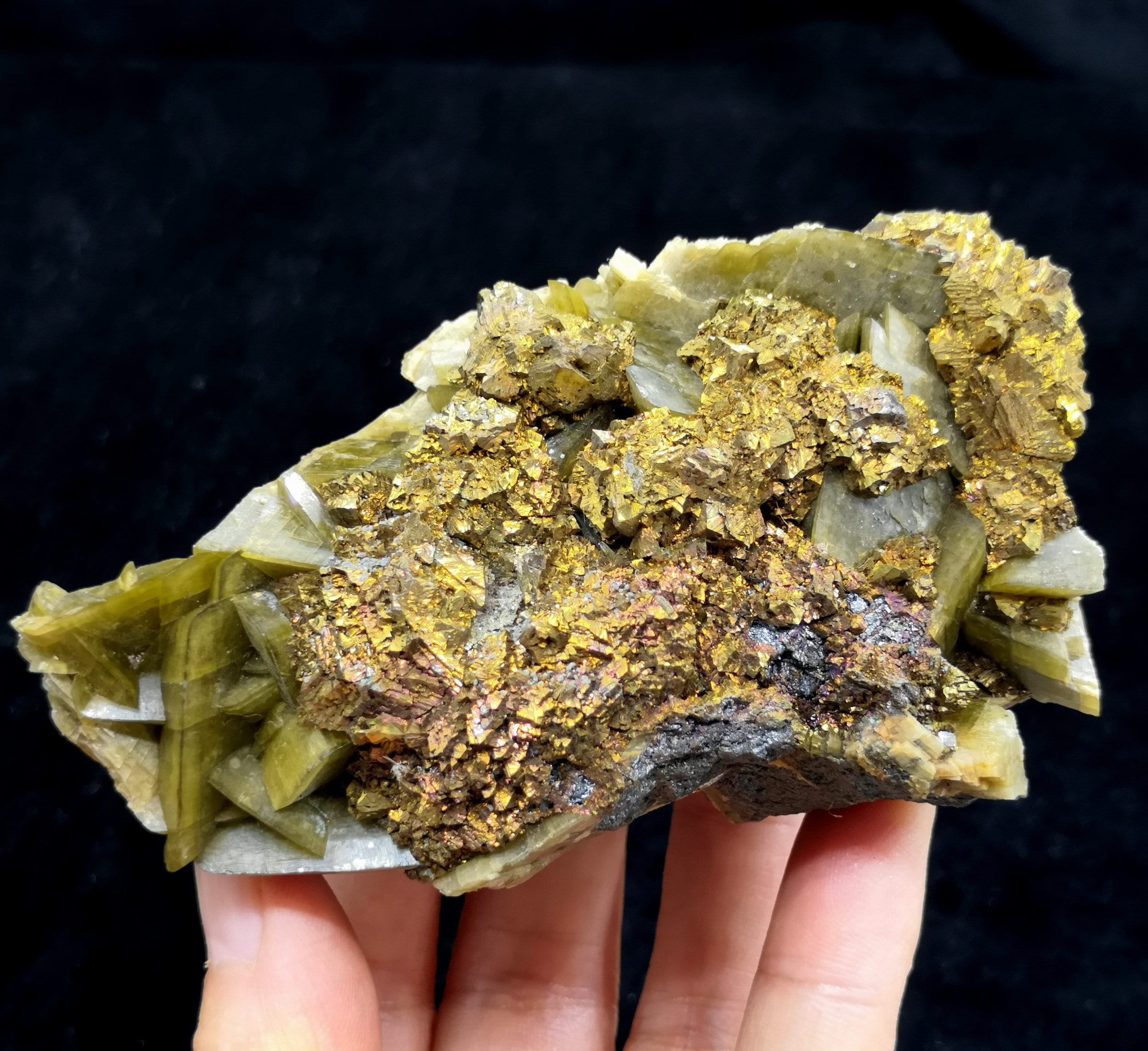 黄銅鉱 95 mm 365 g 光沢のある金色の黄銅鉱と菱鉄鉱、中国産天然鉱物標本