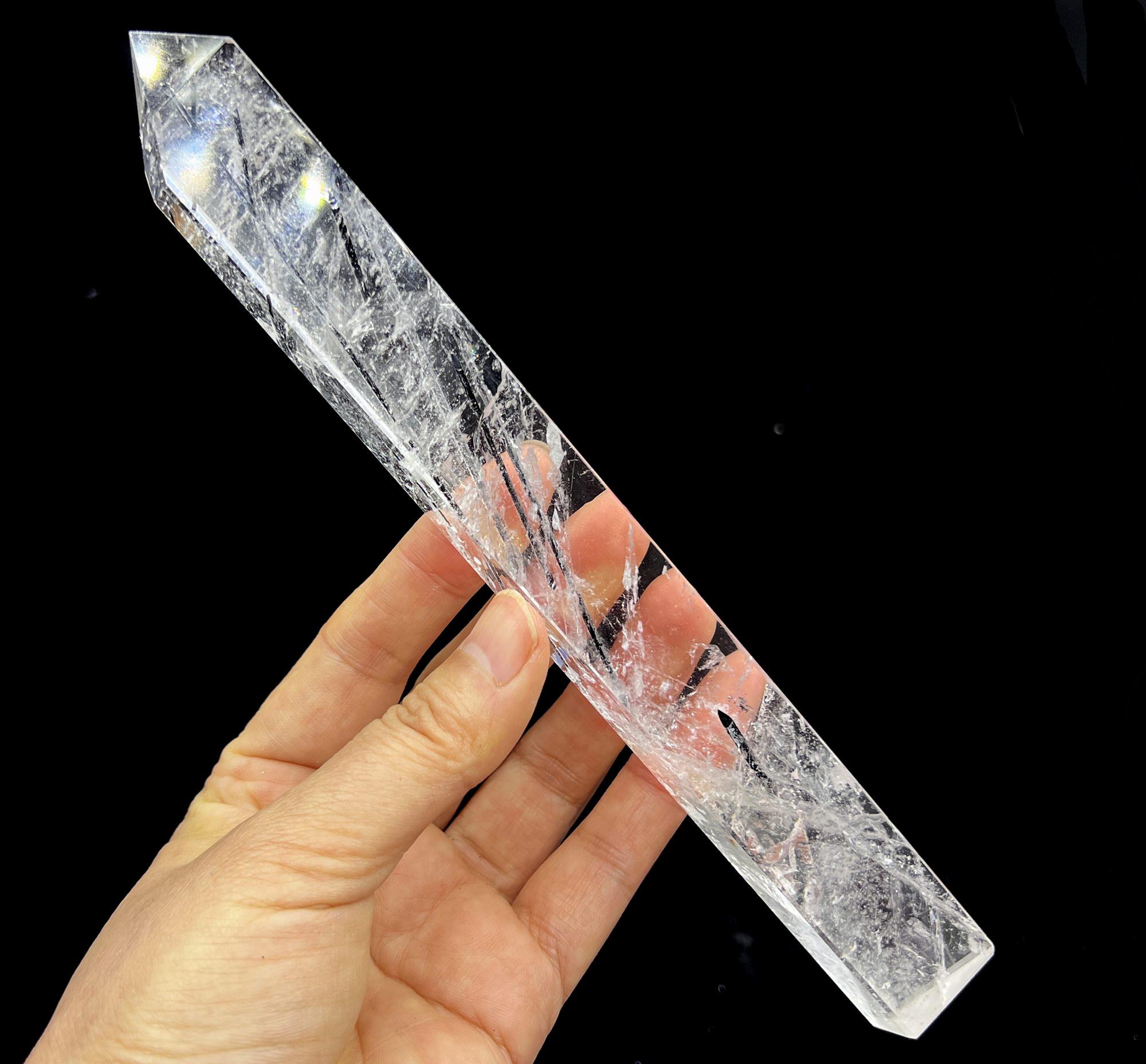 水晶ポイント 大型研磨済み水晶ポイント、黒トルマリン内包物入り、205mm、150g