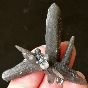 48 mm 100 % NATURLIG svart hematit på grågrön kvarts (med inneslutning av Hedenbergit) Mineralprov från Inre Mongoliet, Kina CMM300271