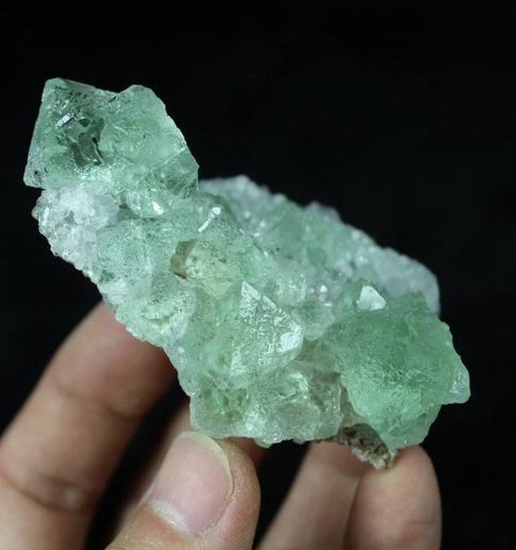95g 極めて透明度の高いガラス質の緑色蛍石、中国産天然鉱物標本