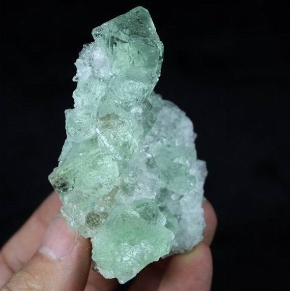 95g 極めて透明度の高いガラス質の緑色蛍石、中国産天然鉱物標本