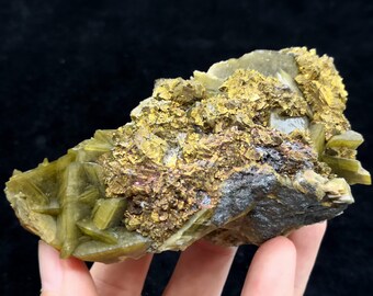 95 mm 365 g 光沢のある金色の黄銅鉱と菱鉄鉱、中国産天然鉱物標本