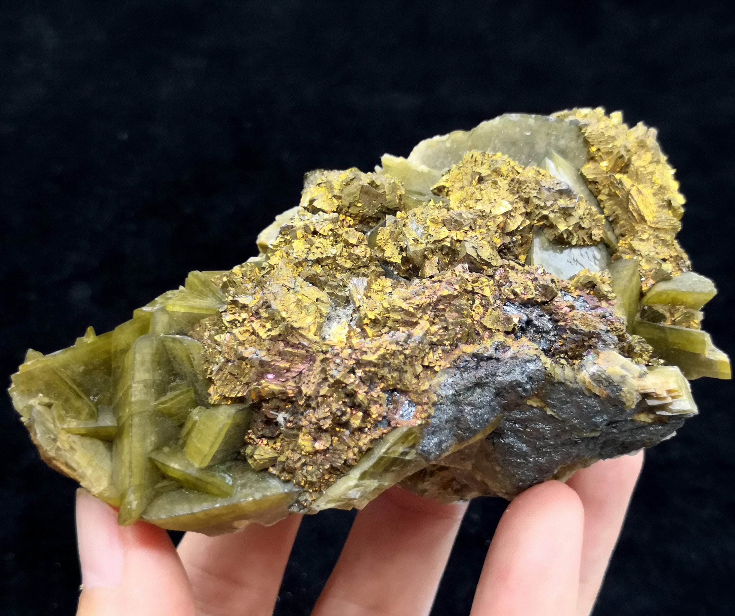 95 mm 365 g 光沢のある金色の黄銅鉱と菱鉄鉱、中国産天然鉱物標本