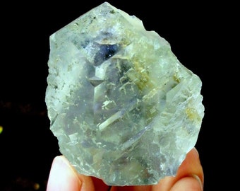 浙江産の石英マトリックス上のガラス質のライトグリーン蛍石キューブ