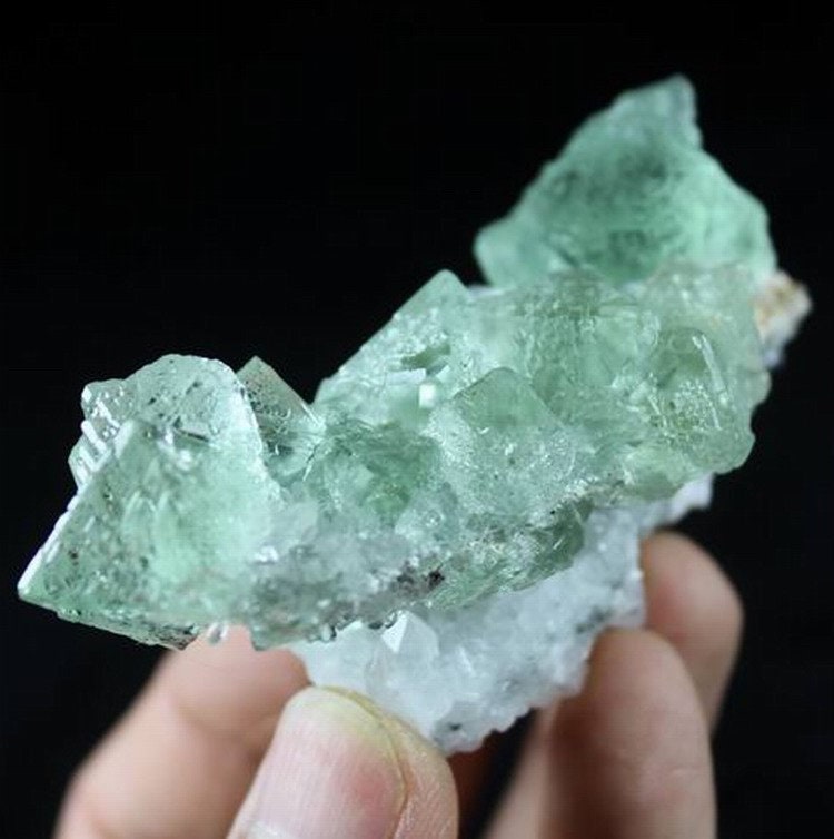 95g 極めて透明度の高いガラス質の緑色蛍石、中国産天然鉱物標本