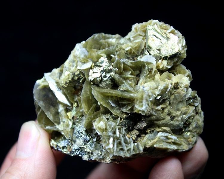 175g 菱鉄鉱上のよく形成された光沢のある金色の黄銅鉱鉱物標本 中国