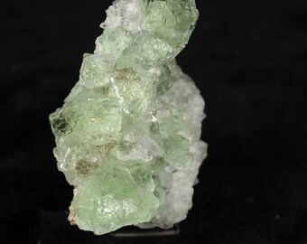 浙江産の石英マトリックス上のガラス質のライトグリーン蛍石キューブ