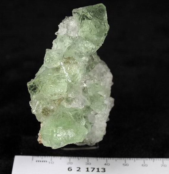 95g 極めて透明度の高いガラス質の緑色蛍石、中国産天然鉱物標本