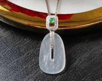 Icy Translucent Type A Grade A Natural Jadeite Jade Fei Cui Colgante ovalado en oro blanco de 18 quilates y engaste de diamantes