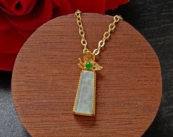Colgante de jadeíta natural tipo A, color blanco hielo y verde manzana, con diseño de mariposa rectangular pequeña Fei Cui en oro de 18 quilates y diamantes.