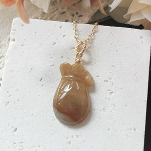 Ciondolo a forma di sacchetto di soldi Fei Cui in giada naturale di grado A, tipo A, giallo miele e bianco, con montatura a cauzione riempita in oro 14K