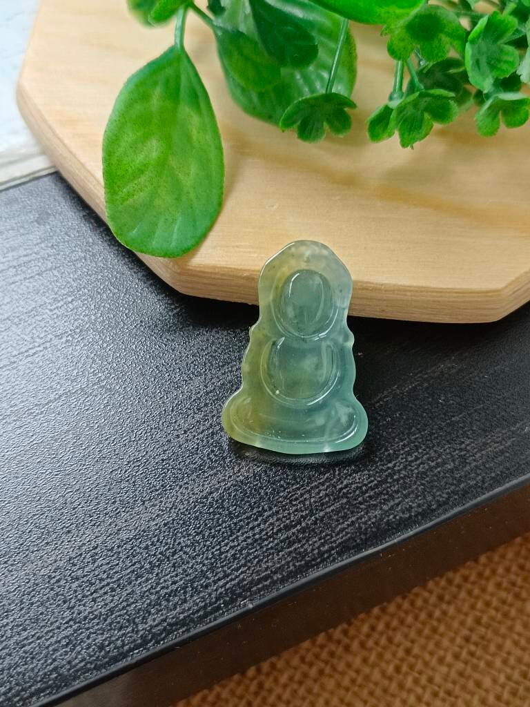 氷のような青みがかった緑と黄色のタイプ A グレードの天然翡翠翡翠