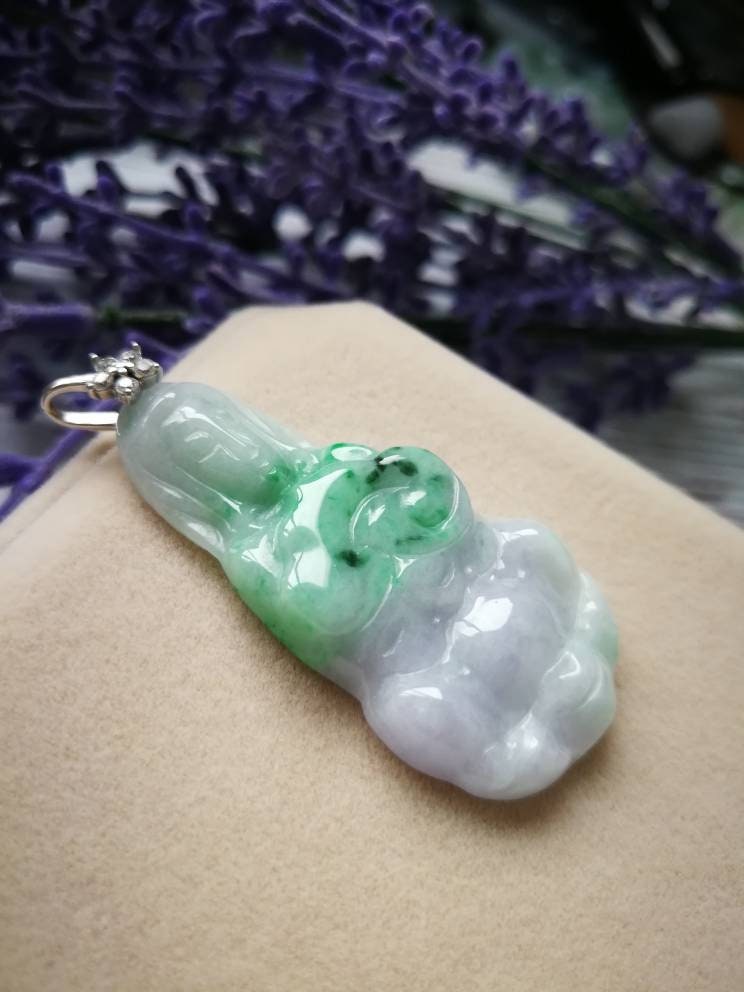 淡いラベンダー&グリーン　　　　　翡翠勾玉 一点もの】勾玉 糸魚川翡翠 ラベンダー 22mm【鑑別書付き