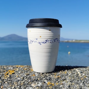 Hav och stjärnor Naturfärgad handgjord keramisk resemugg, återanvändbar kopp Grounded Pottery Ireland