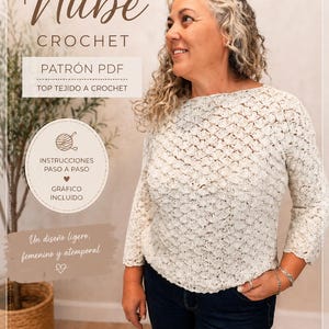 Puede incluir: Una mujer con un top de crochet crema con un patrón de diamantes. La imagen incluye el texto "Nube Crochet" y "Top Tejido a Crochet". Texto adicional describe el patrón como "ligero, femenino y atemporal".
