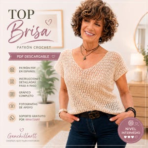 Puede incluir: Un top de crochet color beige con escote en V y mangas cortas. La imagen incluye el texto: TOP Brisa, PATRÓN CROCHET, PDF DESCARGABLE, PATRÓN PDF EN ESPAÑOL, INSTRUCCIONES DETALLADAS PASO A PASO, GRÁFICO COMPLETO, FOTOGRAFÍAS DE APOYO, NIVEL INTERMEDIO.