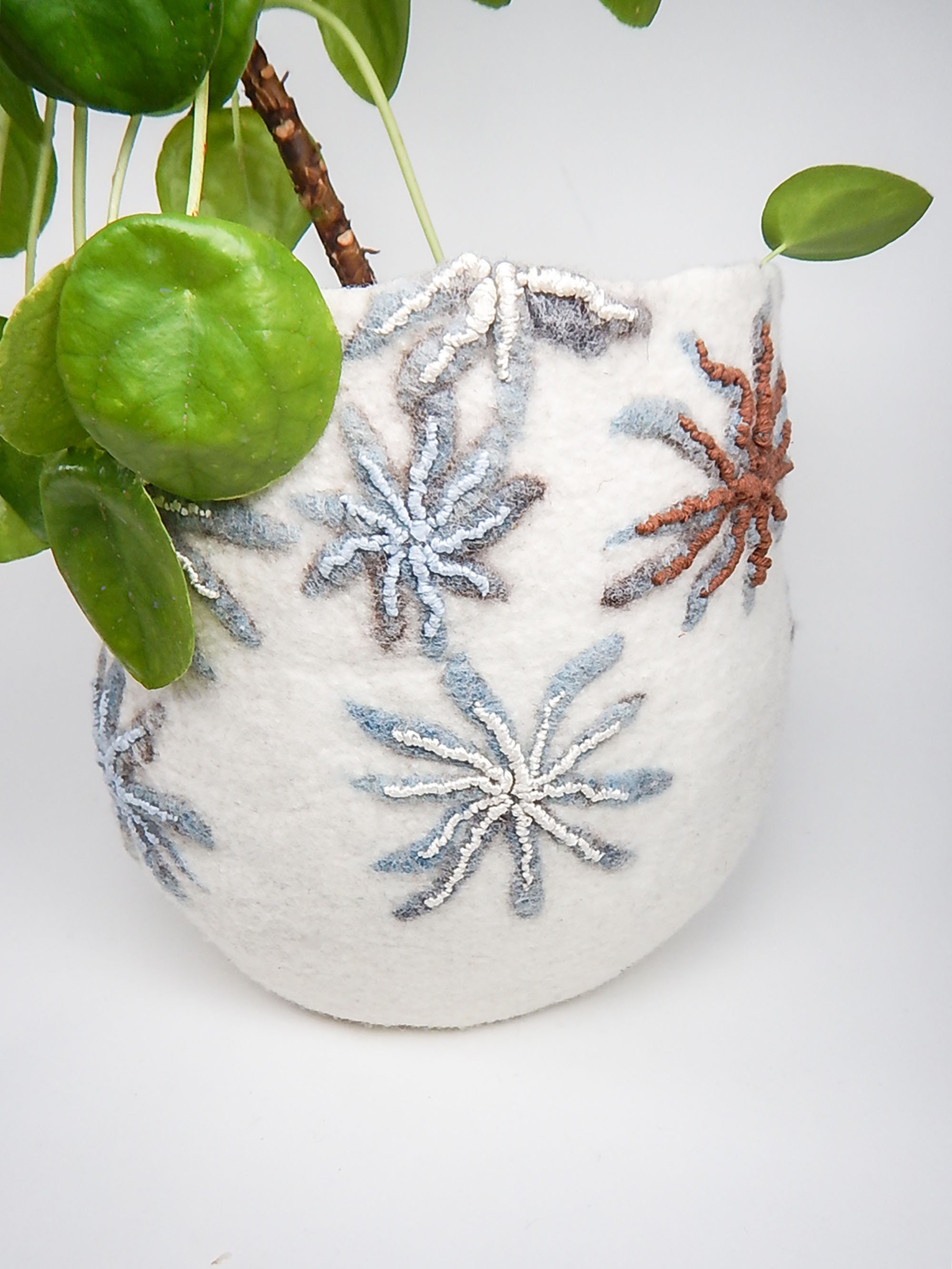 Cache-Pot Feutre de Laine Ecru et Broderie Main Coton Fleurs Etoiles